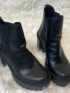 Steve Madden Women’s Black Leather Platform Kat Boots. Size 9
